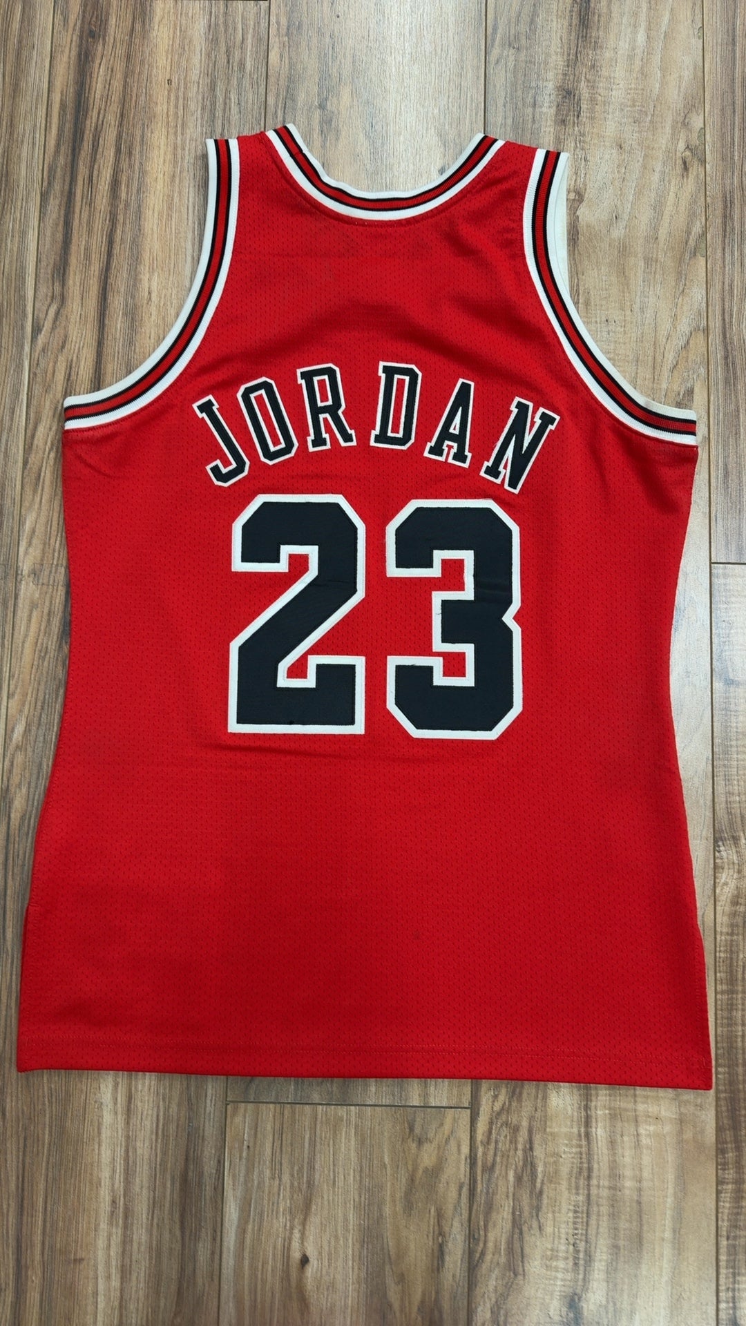 Mitchell &amp; Ness NBA Throwback Chicago Bulls #23 Michael Jordan Jersey (M)