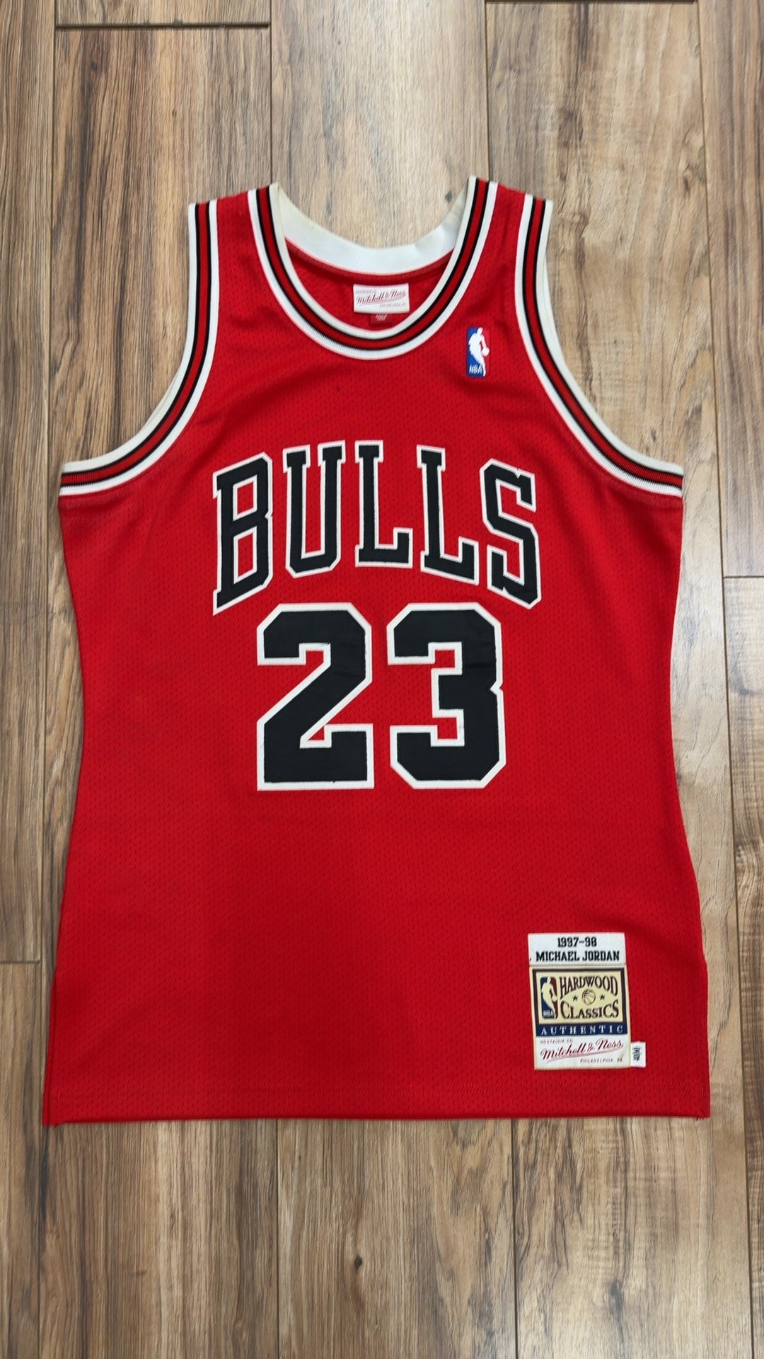 Mitchell &amp; Ness NBA Throwback Chicago Bulls #23 Michael Jordan Jersey (M)