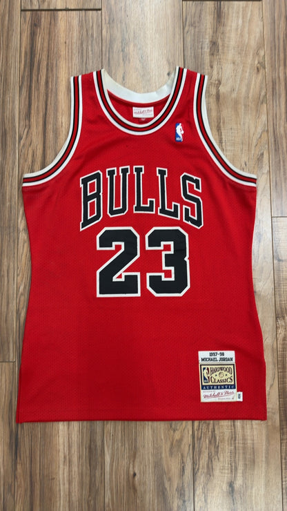 Mitchell &amp; Ness NBA Throwback Chicago Bulls #23 Michael Jordan Jersey (M)