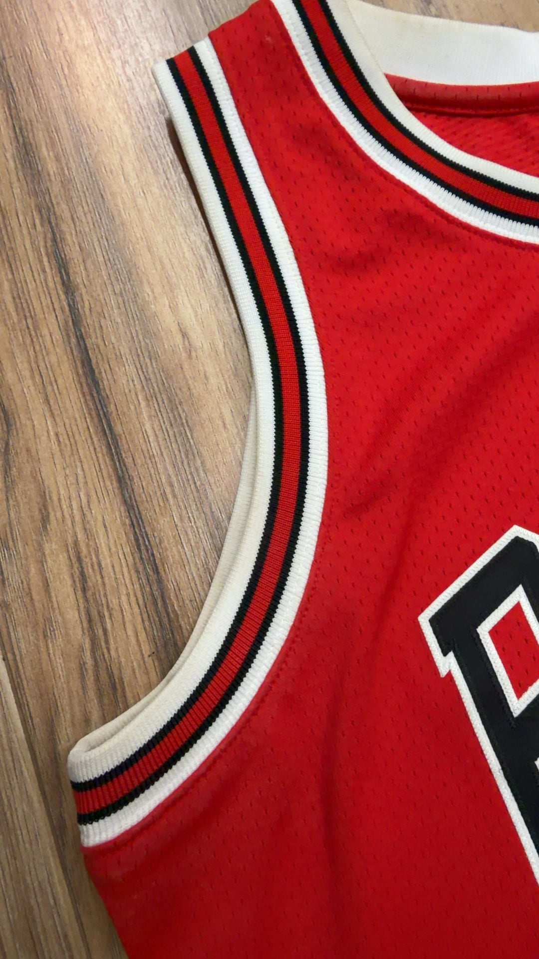 Mitchell &amp; Ness NBA Throwback Chicago Bulls #23 Michael Jordan Jersey (M)