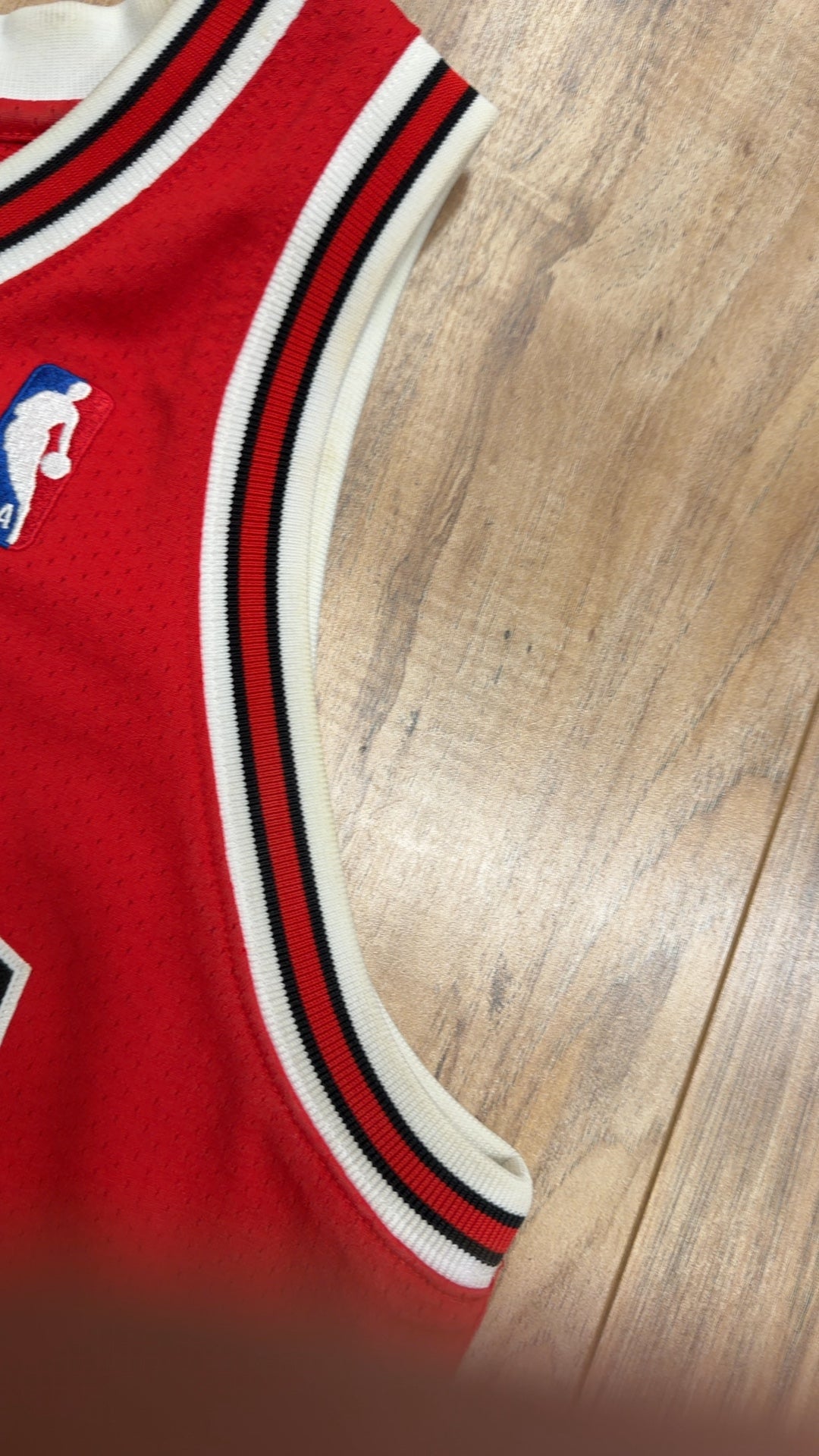 Mitchell &amp; Ness NBA Throwback Chicago Bulls #23 Michael Jordan Jersey (M)