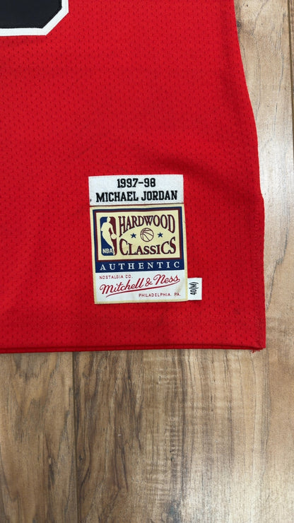 Mitchell &amp; Ness NBA Throwback Chicago Bulls #23 Michael Jordan Jersey (M)