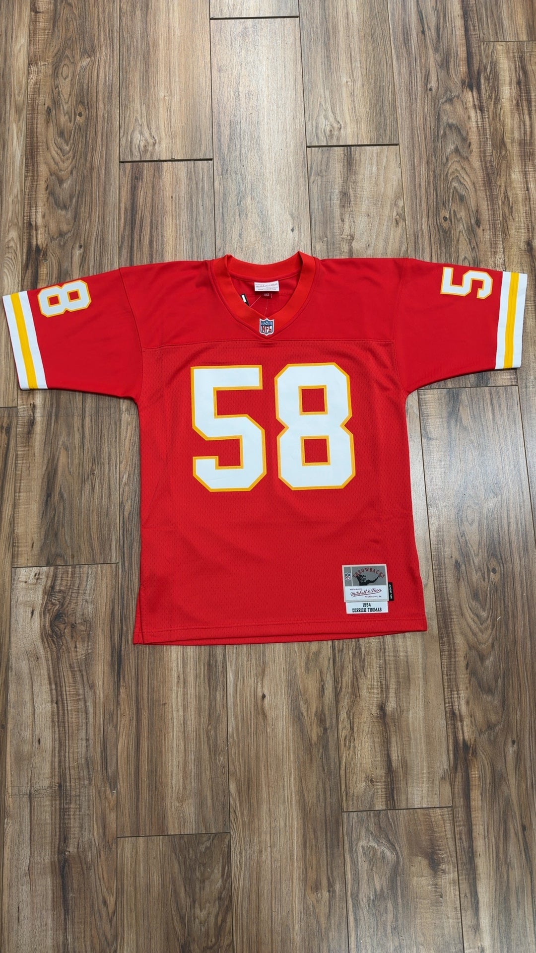 Mitchell &amp; Ness NFL Throwback Kansas City Chiefs #58 Derrick Thomas Jersey (M)